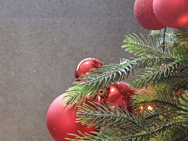 Beyaz arka planda noel ağacı ve kırmızı toplar.