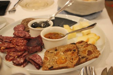 Yağda yumurta ve pastırmalı lezzetli kahvaltı.