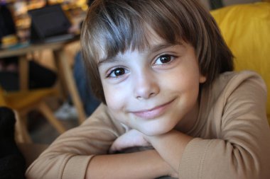 Gülümseyen küçük çocuk