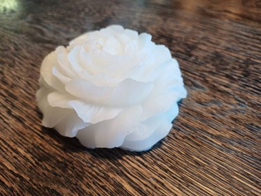 Bir çiçeğe yaklaş.