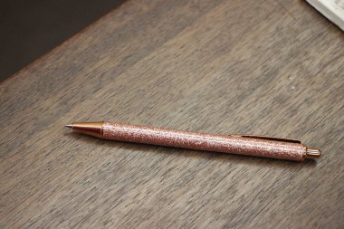 Tahta bir masanın üzerindeki kahverengi kalem. Kopyalama alanı olan üst görünüm