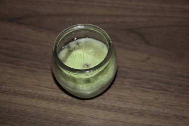 Beyaz arka planda taze yeşil salatalık