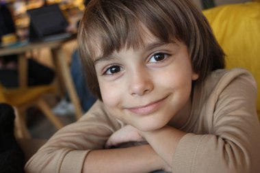 Gülümseyen sevimli çocuk.