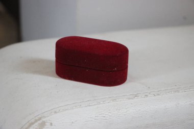 Beyaz arkapanlı kırmızı yuvarlak tuş