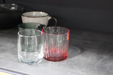 Mutfakta bir bardak su ve dondurma.