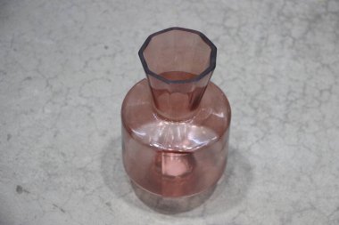 Beyaz arka planda metal şişe