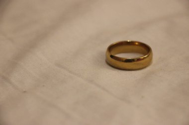 Siyah arkaplanda altın bir yüzük