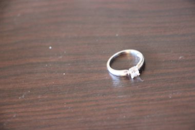 Gelinin arka planında alyanslar