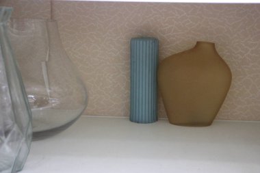 Masanın üzerinde seramik vazo