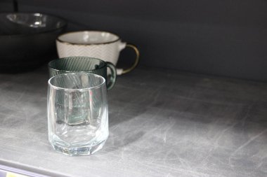 Tahta masada bir kadeh şarap.