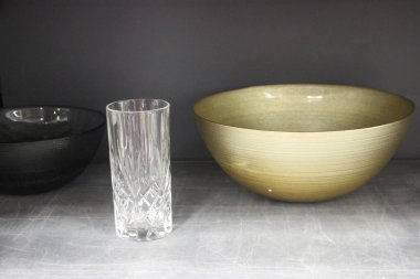 Boş bardak ve kase beyaz bir masada.