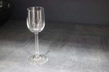 Karanlık bir arka planda şampanya kadehi