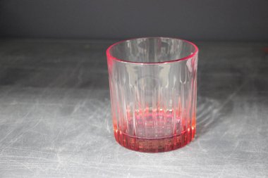 Sulu bir bardağın yakın plan çekimi.