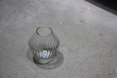 Beyaz arka planı olan cam şişe.