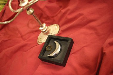 Mücevherler odanın içinde.