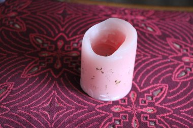 Beyaz ahşap arka planda kırmızı şarap kadehi