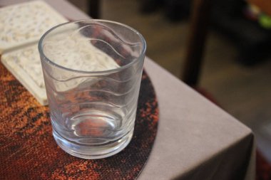 Tahta bir masanın üzerinde bir bardak çay.