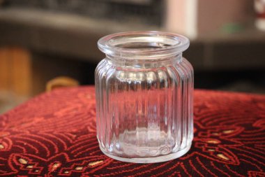 Ahşap arka planda boş cam şişe