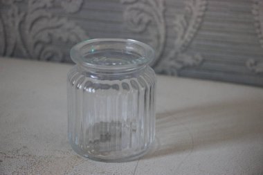 Ahşap arka planda bir kavanoz