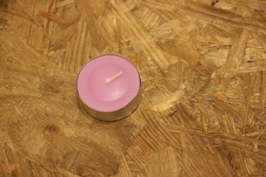 Eski bir ahşap masa şeklinde mum.