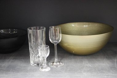 Tahta masada bir şişe şampanyayla bir bardak temiz şarap..