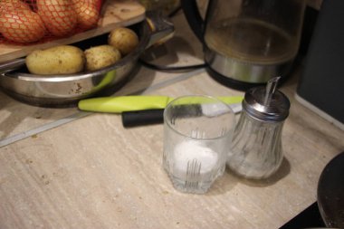 Bir bardak suyu bıçak ve bıçakla kapat.