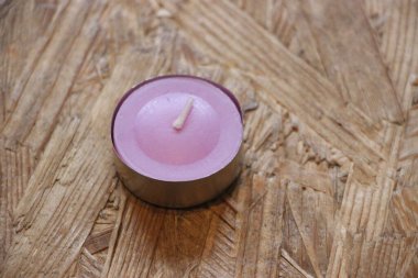 Ahşap arka planda yanan mum ve mum