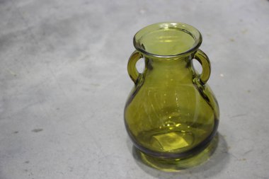 Beyaz arka planda cam şişe