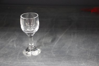 boş şarap kadehleri ve kırmızı şarap