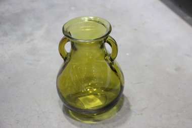 Masadaki bardakta yağ var.