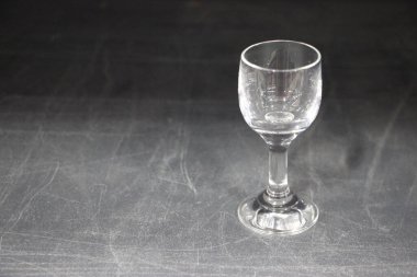 Siyah arkaplanda boş bardak