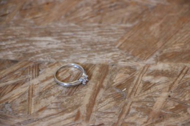 Ahşap arka planda alyanslar