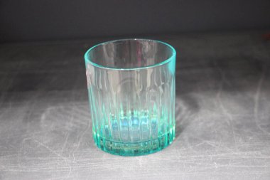 Siyah arka plandaki bir bardağın yakın plan çekimi.