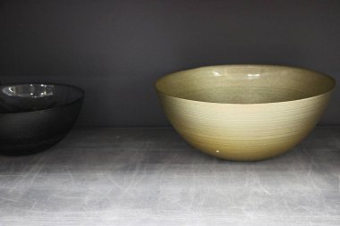 Siyah bir arka plan boş kase