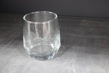 Beyaz arkaplanı olan bir masanın üzerindeki cam.