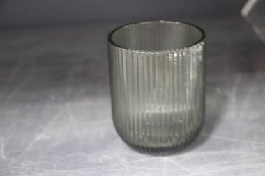 Masada bir bardak su var.