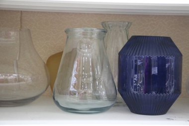 Çiçekli süslü cam vazolar.