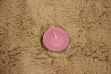 Gecenin karanlığında mum ışığı