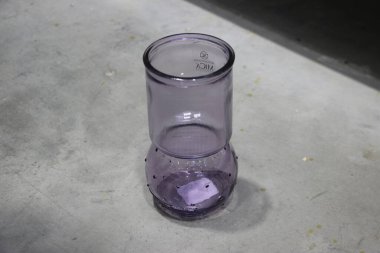 Cam şişe siyahın üzerinde.