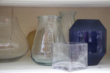 Mutfakta cam şişeler var.