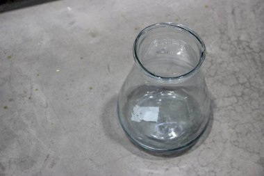 Masada boş cam şişe var.