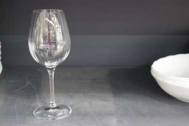 Şarap kadehi ve boş bardak.