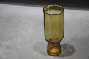 Vazodaki mumun dikey görüntüsü.