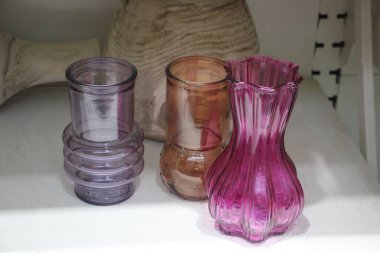 Bir bardak şarap ve bir bardak su.