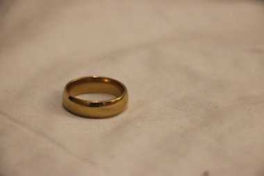 Alyanslar beyaz arkaplanda