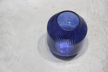 Beyaz arka planı olan mavi plastik bir şişe.