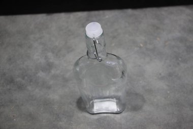 Siyah arkaplanda buzlu cam.