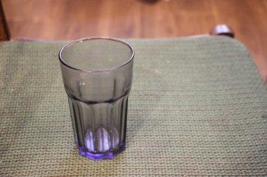 Masanın üzerinde su olan bir fincan.