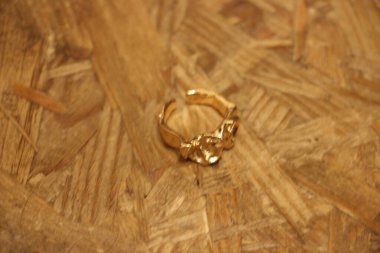 Tahtasında elmas olan altın yüzük