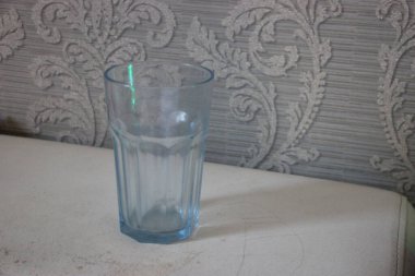 Masanın üzerinde boş bardak var.